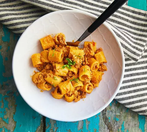 Craving comfort food with a kick? Master the art of Pasta alla Carcerata for a quick, flavorful, and budget-friendly weeknight meal.