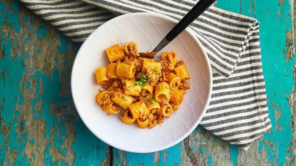 Craving comfort food with a kick? Master the art of Pasta alla Carcerata for a quick, flavorful, and budget-friendly weeknight meal.