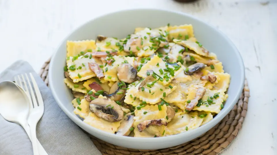 Treat yourself to a comforting meal with creamy ravioli carbonara recipes. Made with tender pasta, savory bacon, and a creamy sauce, it's a pasta lover's dream!