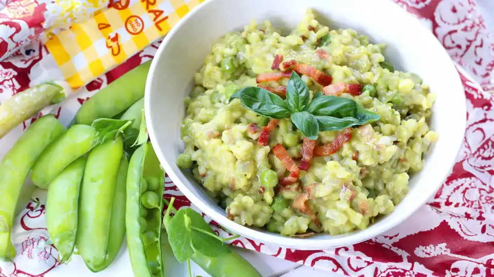 Indulge in creamy risotto with sweet peas for a flavorful meal. Quick, easy, and satisfying! Try it today.