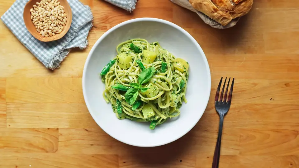 Weeknight dinner solved! This quick & flavorful Trenette al Pesto recipe is perfect for busy families and pesto lovers alike.